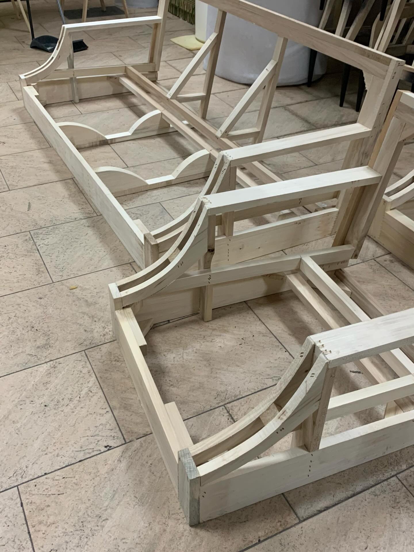 Estado Inicial: Estructura y armazón de madera noble en taller de tapicería en Leganés Madrid