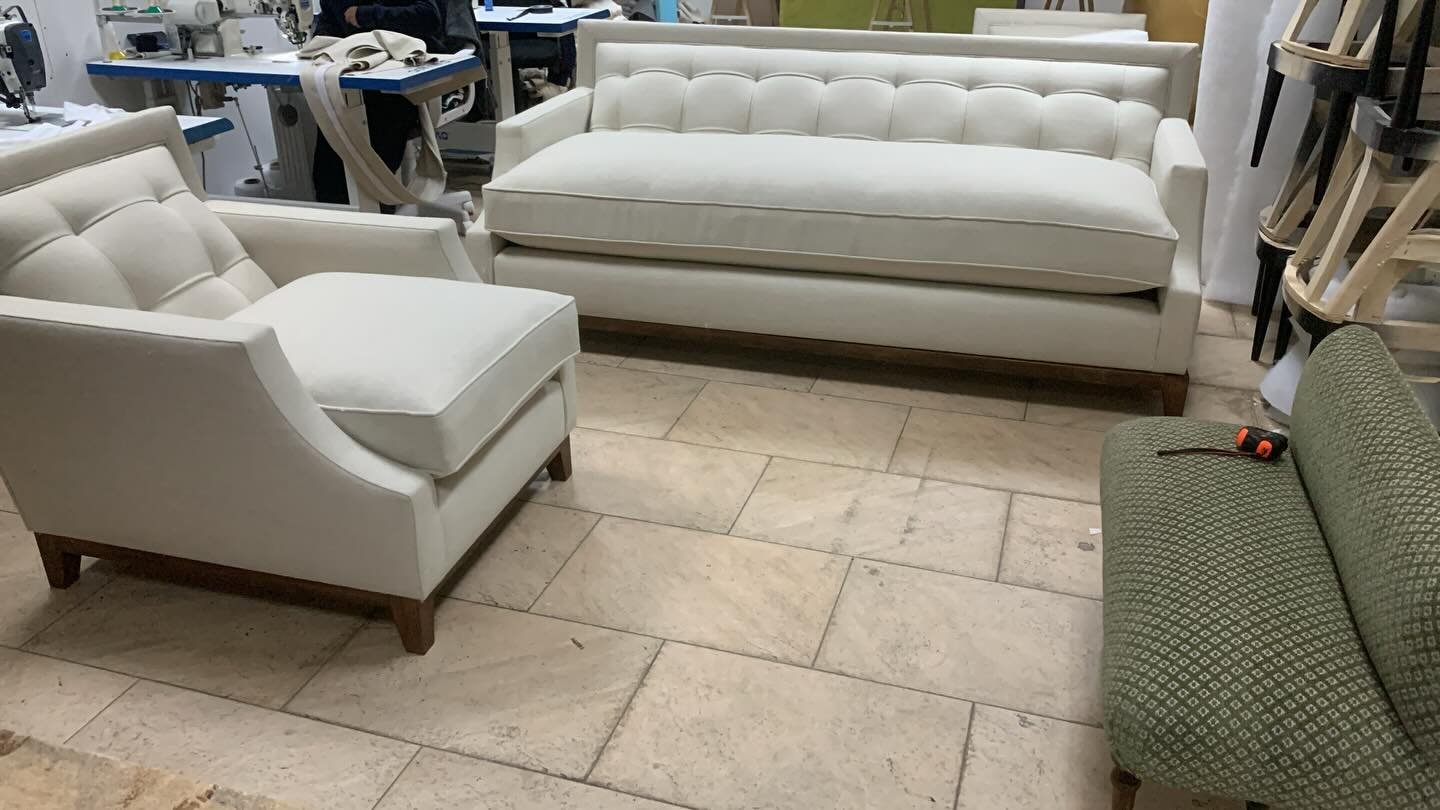 Resultado Final: Conjunto de sofás tapizados en blanco marfil por S&S Diseños Tapizados Leganés Madrid