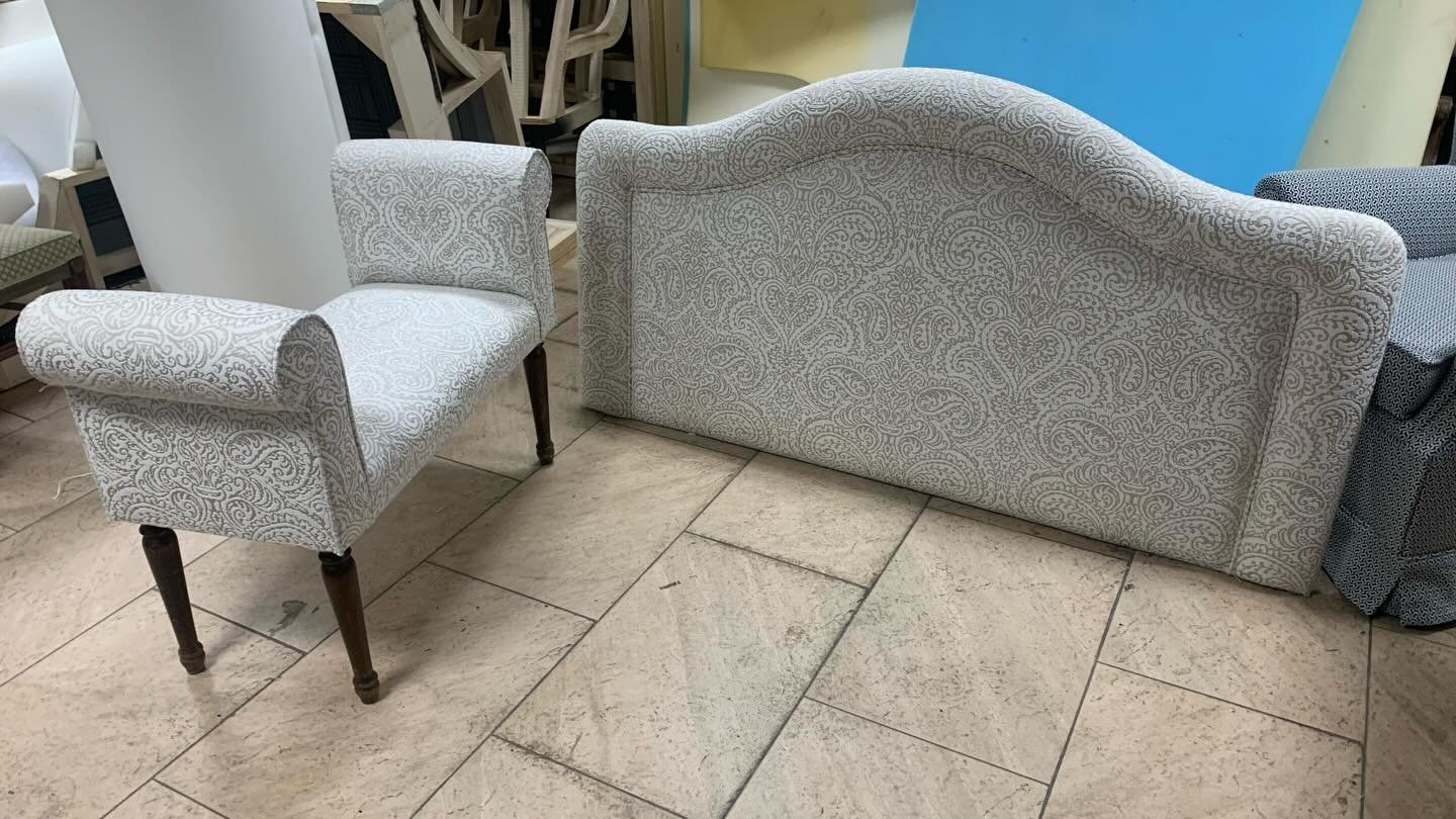 Cabecero curvado con banqueta de dormitorio
