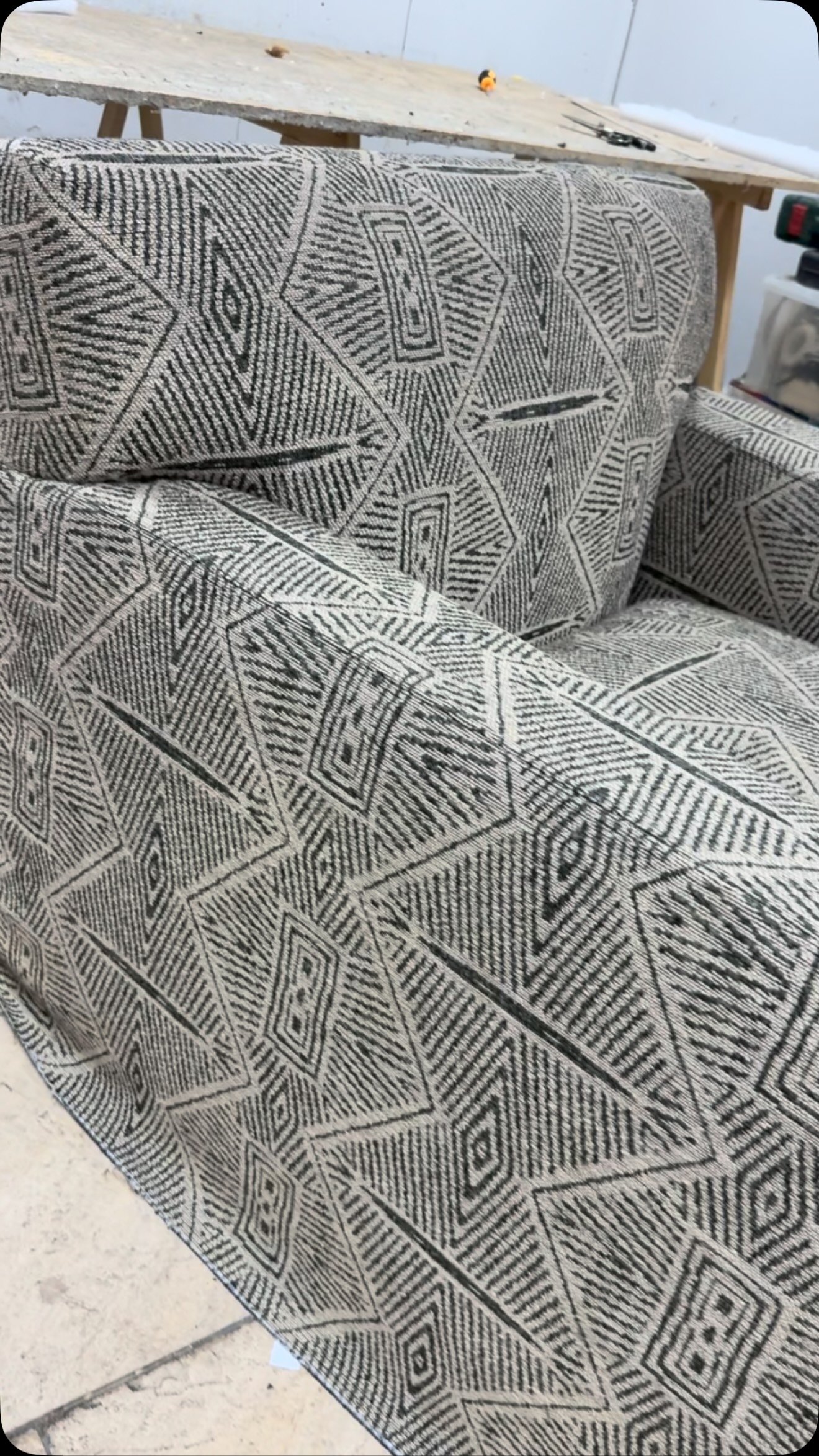 Sillón de orejas moderno en tela geométrica